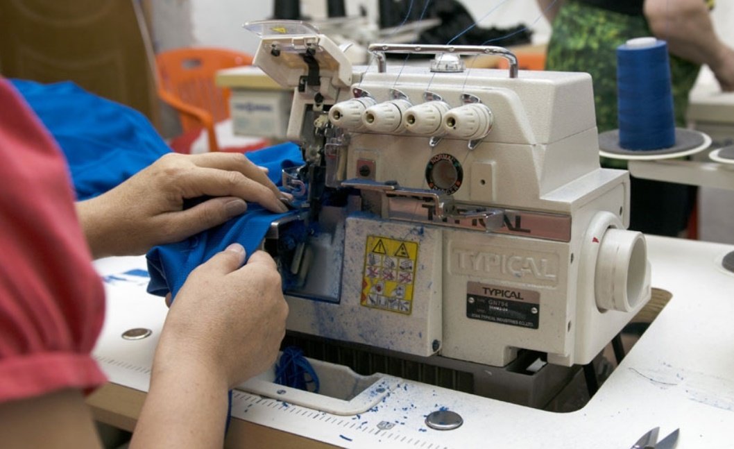 Изготовление швейного оборудования. Оборудование для швейного производства. Швейный цех. Швейная машинка цех. Швейная машина на производстве.